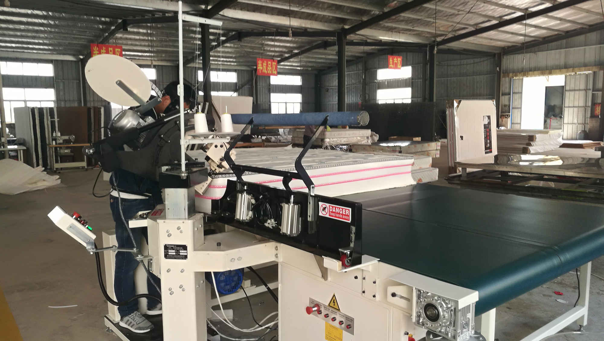 上手操作自动床垫围边机