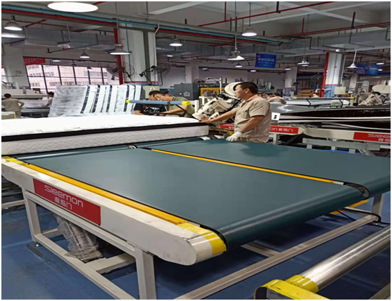 自动翻转床垫围边机