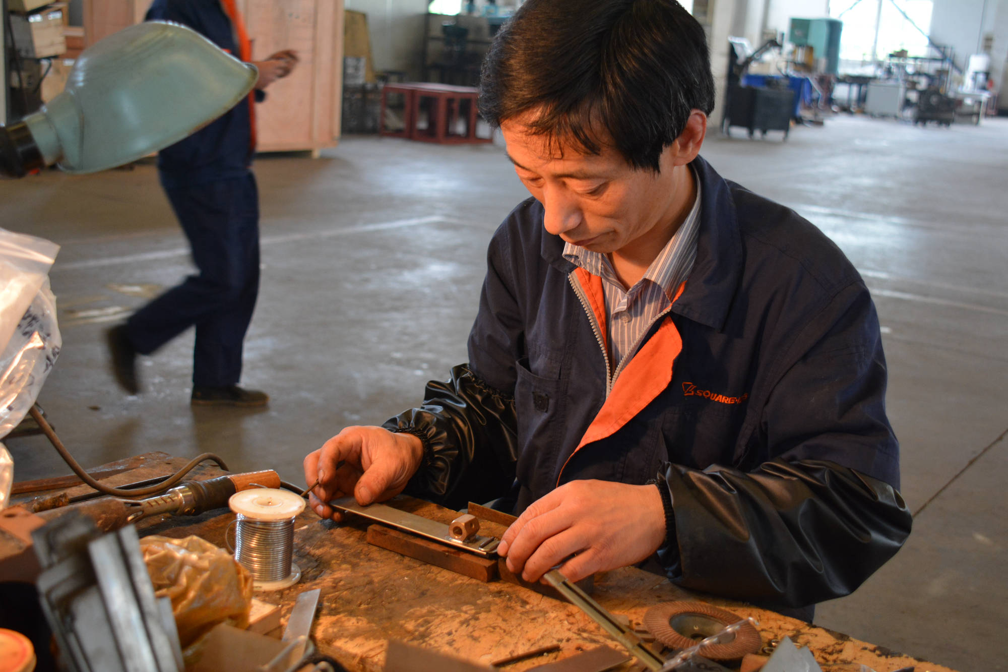 仔细测量每个零件