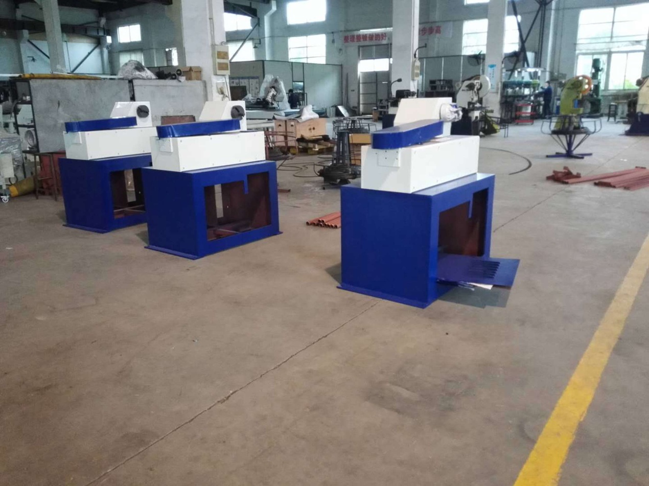 刚喷完漆的自动弹簧机