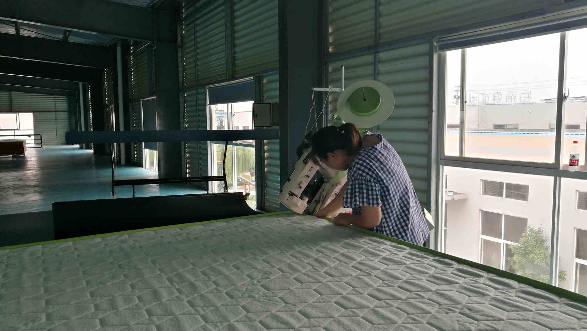 自动翻转床垫缝纫围边机