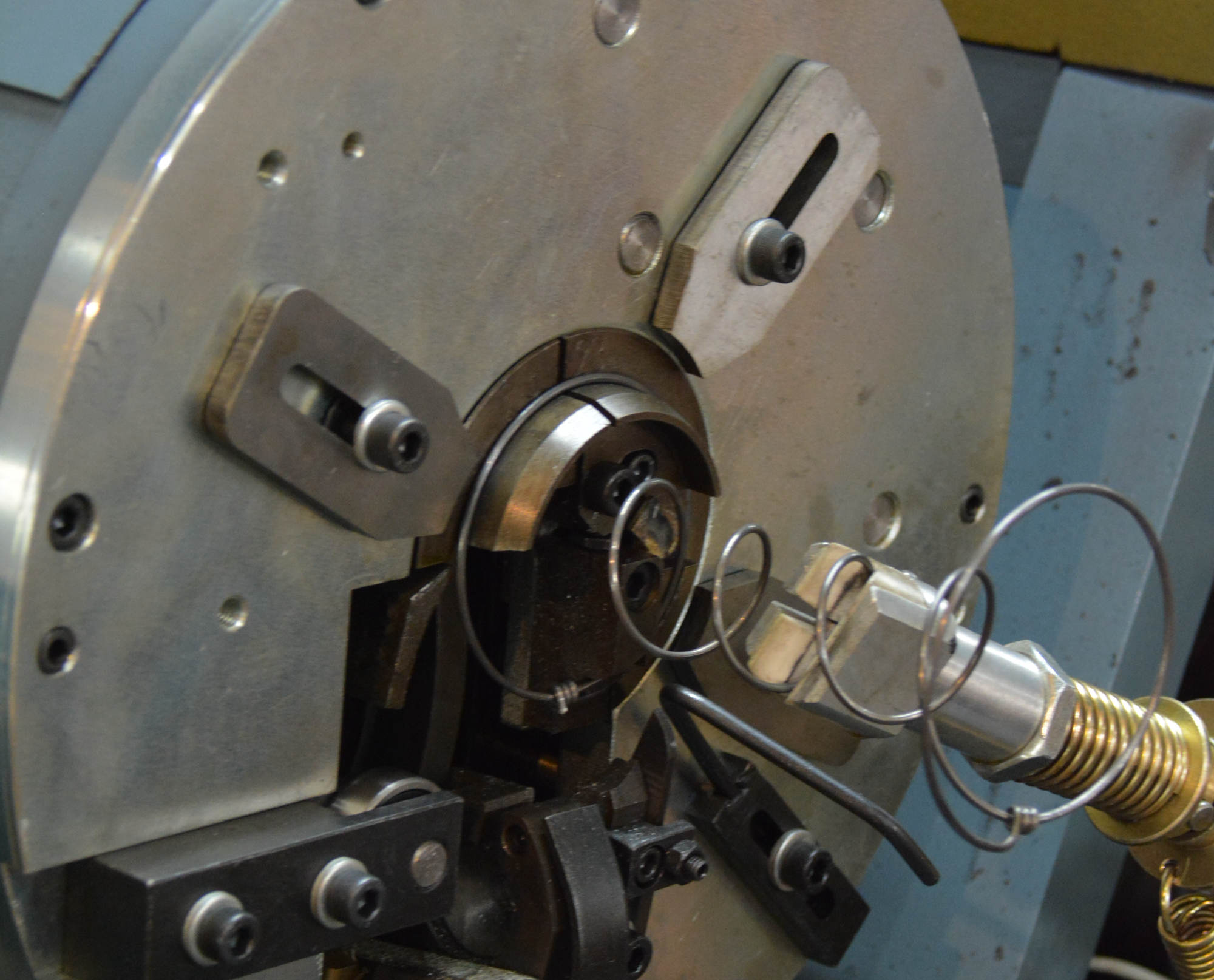 刚制出来的弹簧