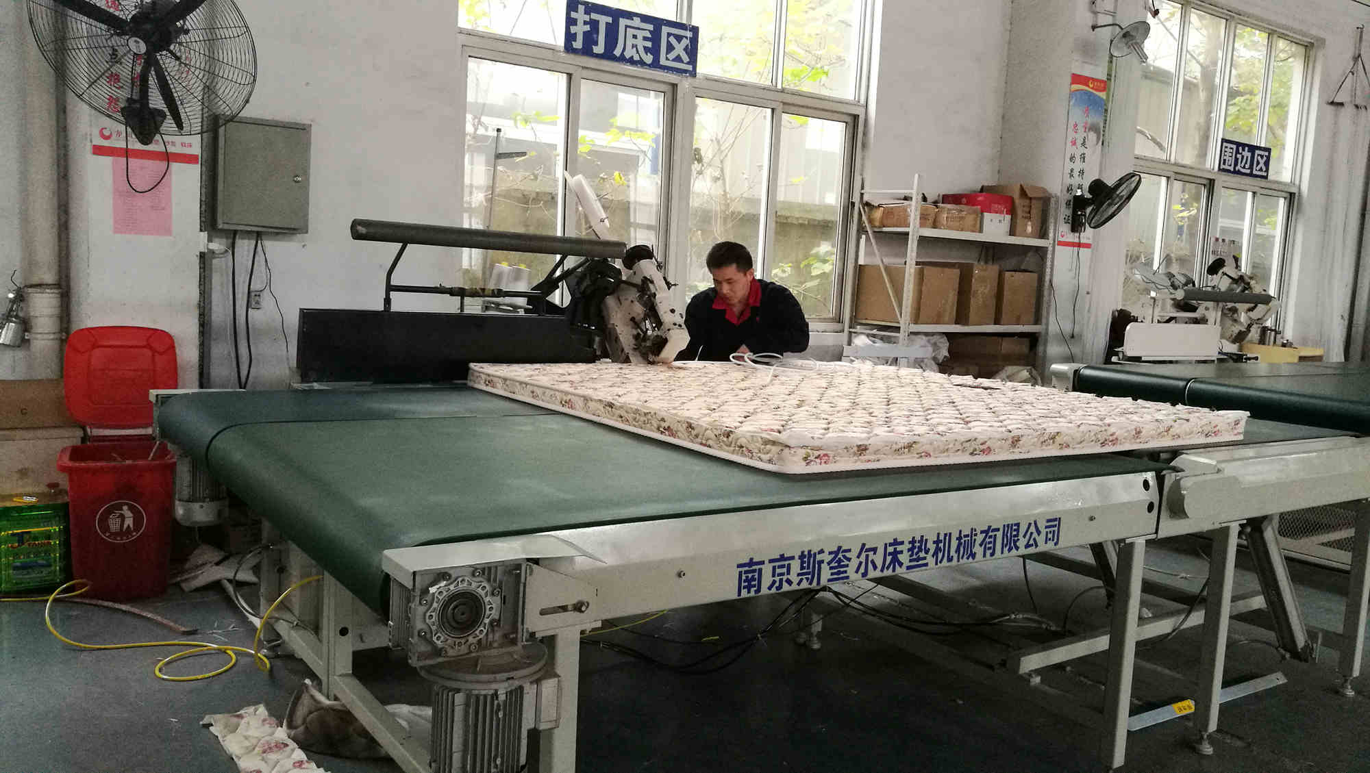 自动翻转床垫缝纫围边机