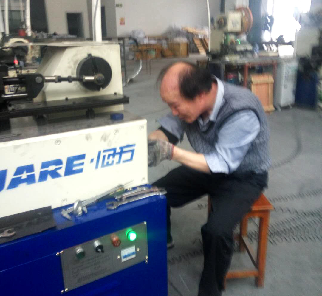 自动弹簧机调试中