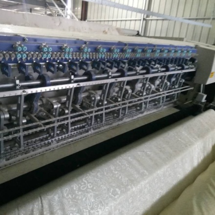 电脑多针绗缝机缝制中