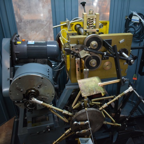 电脑弹簧机调试中