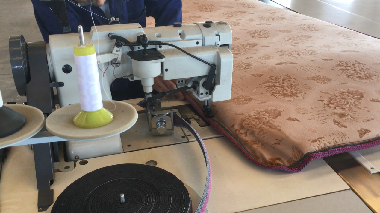 包边缝纫机试机中