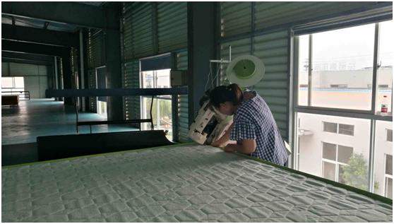 一个人床垫围边中