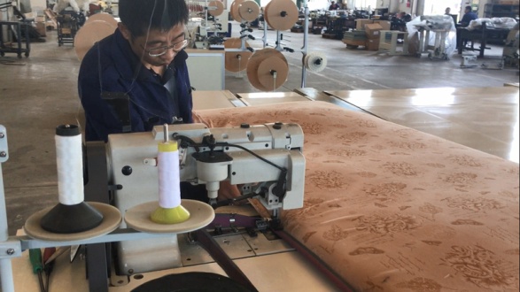 包边缝纫机试机中