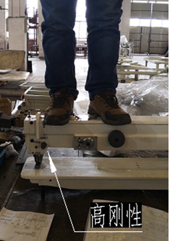 商标缝纫机站人