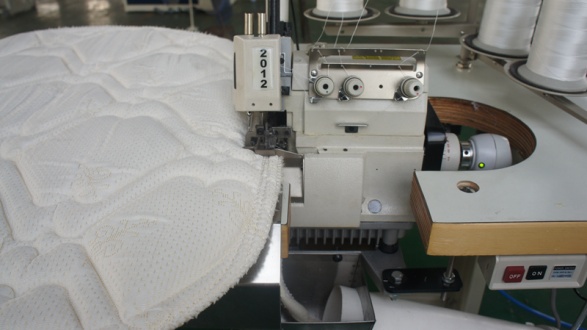 床垫拷边缝纫机加工中