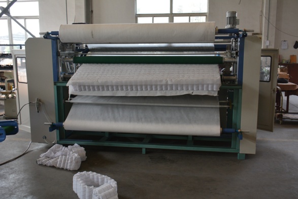 席夢思彈簧機生產中