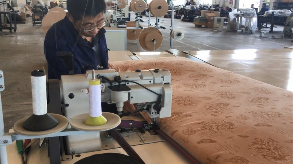 包邊縫紉機試機中